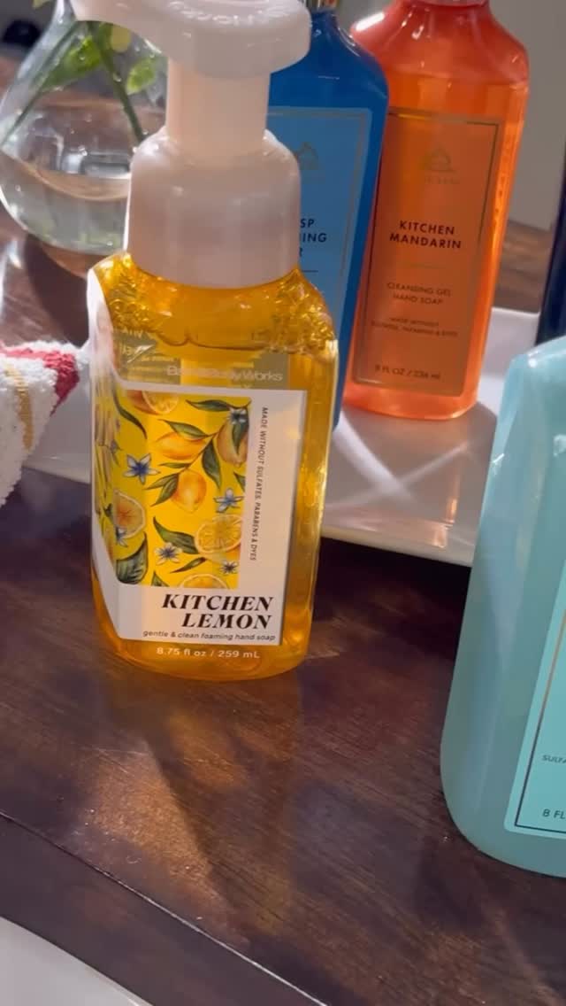 הקצף הכי עשיר, הניחוחות הכי ממכרים והעיצוב שסוגר לכם את הפינה בחדר הרחצה או במטבח. 
סבוני הידיים שלנו מחכים לכם בחנויות ובאתר 💙