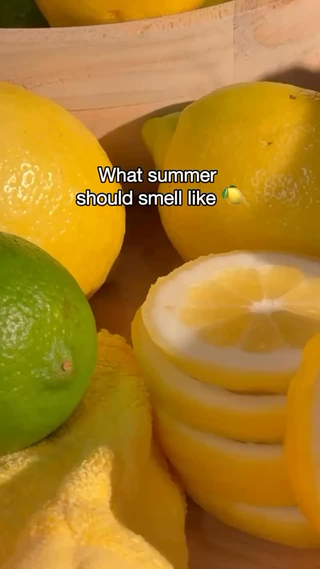ניחוח של קיץ, מהשנייה הראשונה 🍋 🥥 
הקולקציה הטרופית שלנו מביאה איתה ניחוח רענן ומלא חיים - עם הדרים עסיסיים ושמש אינסופית. 

זמינה עכשיו בחנויות ובאתר.
