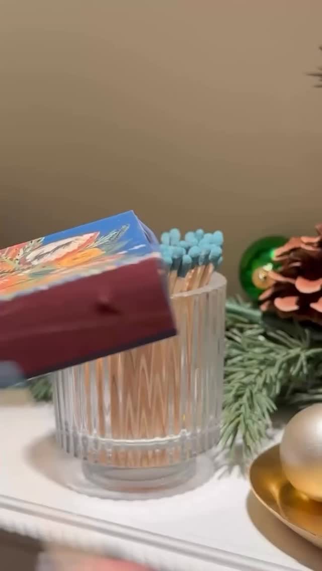 החורף כבר כאן זה והוא מריח טוב מתמיד ✨
זו בדיוק הסיבה להתאהב בנרות בניחוחות חמימים ומפנקים של וניל, קינמון, קרמל, תפוחים אדומים ואורן טרי - בעיצובים חגיגיים ובריחות שעוטפים את היום כולו בתחושת חג.