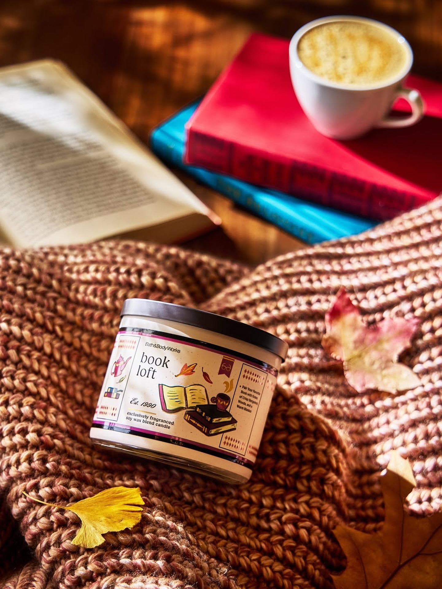 נר שמרגיש כמו אחר צהריים סתווי מושלם - כשבחוץ מתקרר ובפנים יש ספר טוב, שמיכה וניחוח שממלא את הבית 📖