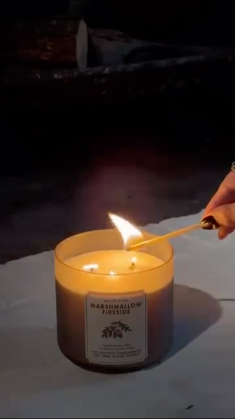 שומעים את זה? זה הסתיו שמתקרב 🍂
מגוון ניחוחות ממכרים ואהובים שחוזרים בכל שנה וריחות חדשים שאתם חייבים להכיר מחכים לכם עכשיו בחנויות ובאתר.