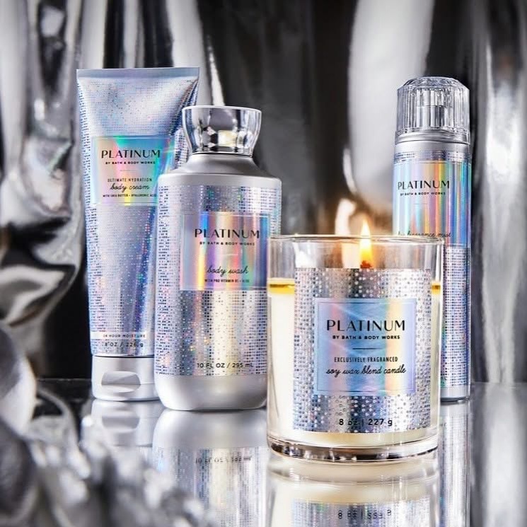 הכירו את הניחוח החדש שנחת באתר למכירה מוקדמת.
ניחוח מבוקש וזוכה פרסים, עם אווירה מהפנטת שאי אפשר להתעלם ממנה: ברגמן תוסס, פריחה כסופה ומאסק פאצ׳ולי שמתמזגים  לריח אלגנטי ✨